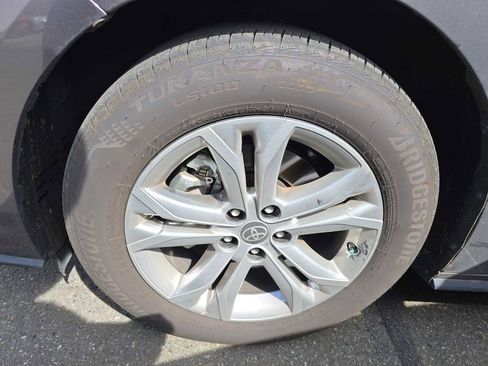 Used 2024 Toyota Sienna Platinum AWD/4WD image 4