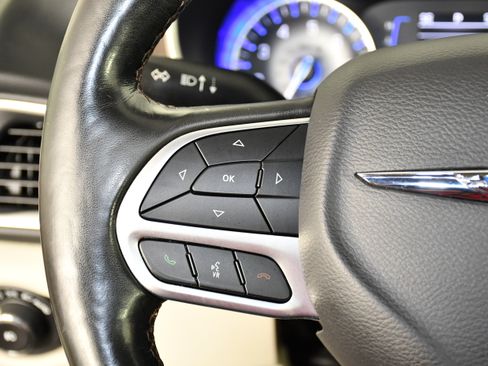 Used 2019 Chrysler Pacifica Touring-L FWD image 12
