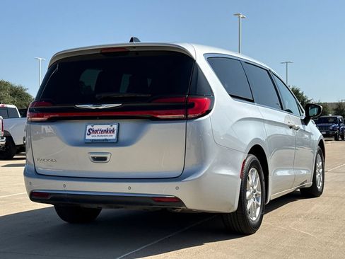 Used 2023 Chrysler Pacifica Touring-L FWD image 8