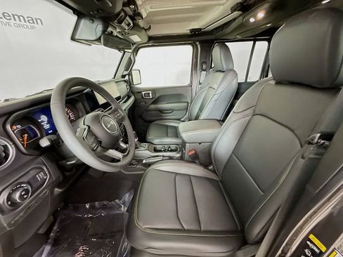 Used 2025 Jeep Gladiator Sport w/ Premium Package image 20