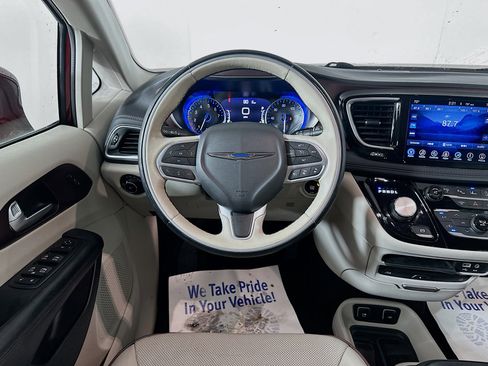 Used 2017 Chrysler Pacifica Limited w/ UConnect Theater Package FWD image 21