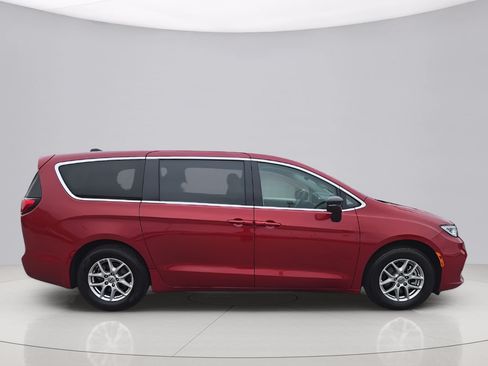 Used 2024 Chrysler Pacifica Touring-L FWD image 2