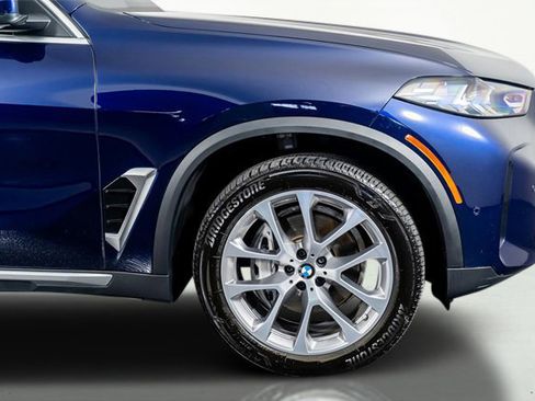 Used 2024 BMW X5 xDrive40i w/ Premium Essential Package image 4