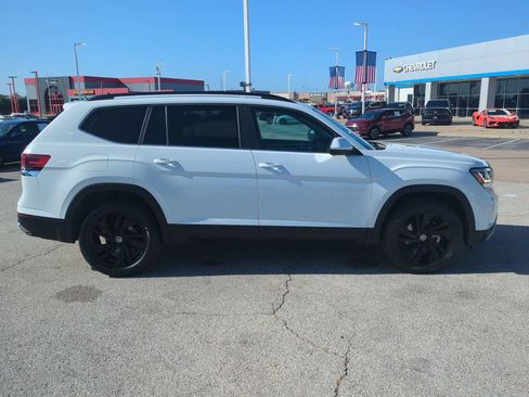 Used 2023 Volkswagen Atlas SE w/ Black Wheel Package FWD image 9
