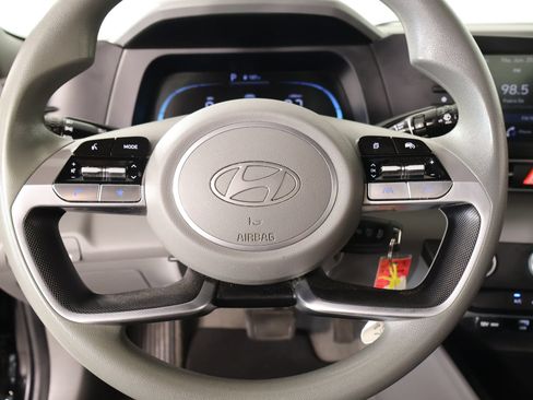 Used 2024 Hyundai Elantra SE FWD image 3