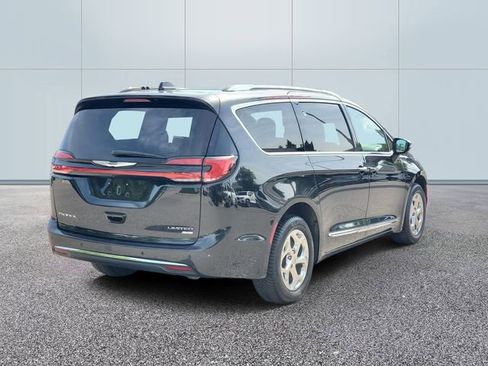 Used 2021 Chrysler Pacifica Limited AWD/4WD image 4