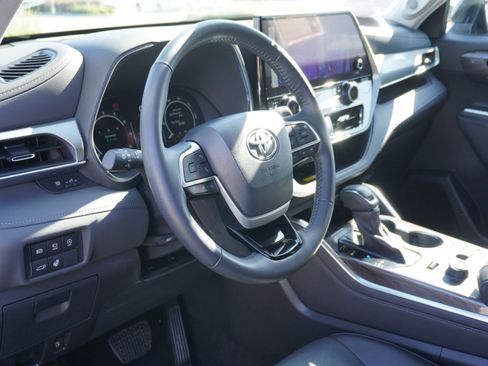 Used 2024 Toyota Highlander Platinum image 25