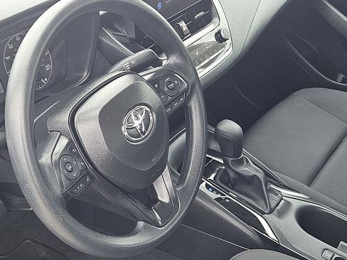 Used 2025 Toyota Corolla LE image 18