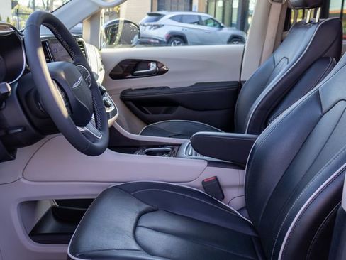 Used 2023 Chrysler Pacifica Limited FWD image 15