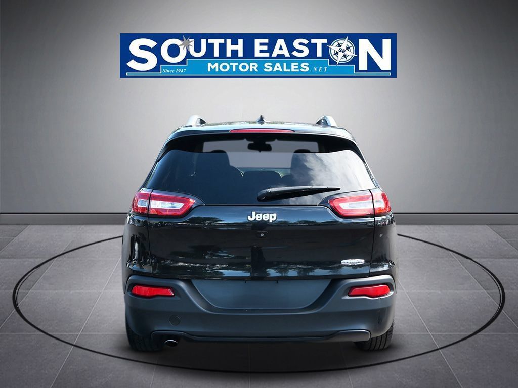 Used 2016 Jeep Cherokee Latitude FWD image 4