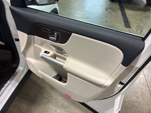 Used 2025 Mercedes-Benz GLA 250 4MATIC image 19