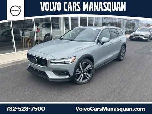 Used 2025 Volvo V60 B5 Cross Country Plus image 1
