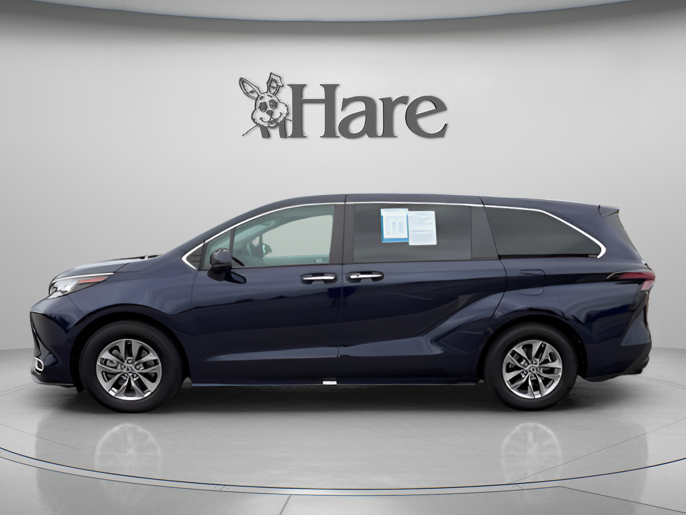 Used 2023 Toyota Sienna XLE AWD/4WD image 2
