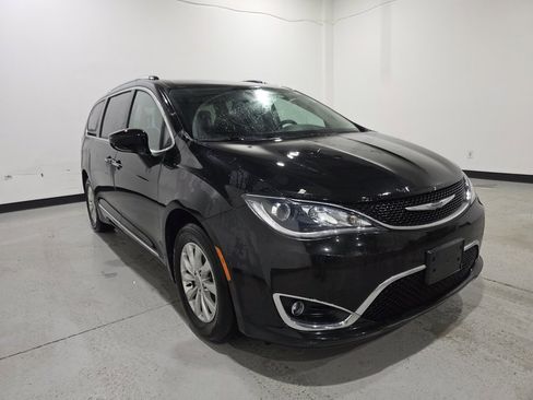 Used 2017 Chrysler Pacifica Touring-L Plus image 2