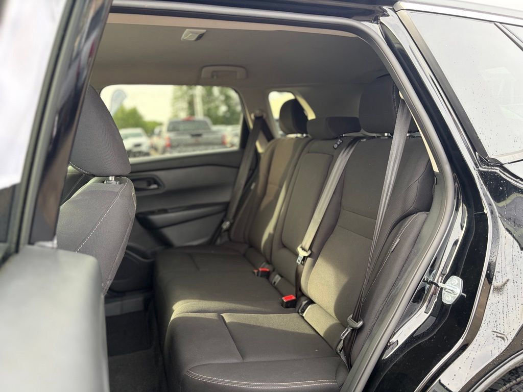 Used 2024 Nissan Rogue S AWD/4WD image 10