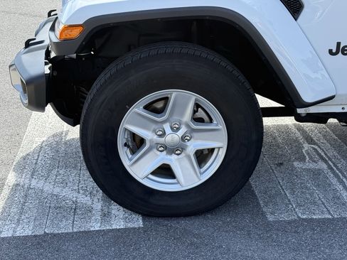 Used 2022 Jeep Gladiator Sport image 9