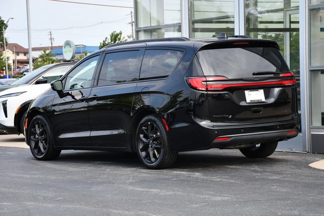 Used 2025 Chrysler Pacifica Limited FWD image 10