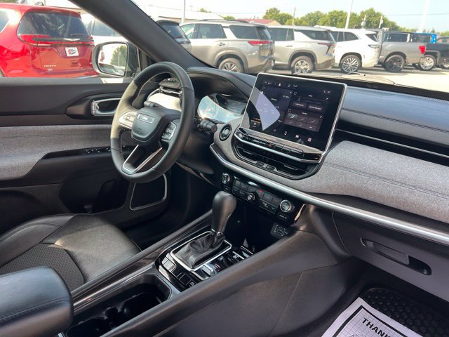 Used 2024 Jeep Compass Latitude w/ Convenience Group AWD/4WD image 14