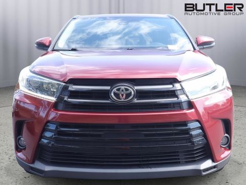 Used 2019 Toyota Highlander SE FWD image 2