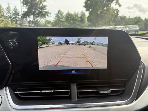 Used 2025 Chevrolet Trax LT FWD image 29