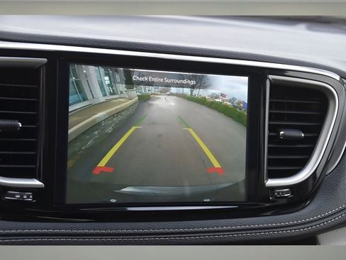 Used 2023 Chrysler Pacifica Touring-L image 19