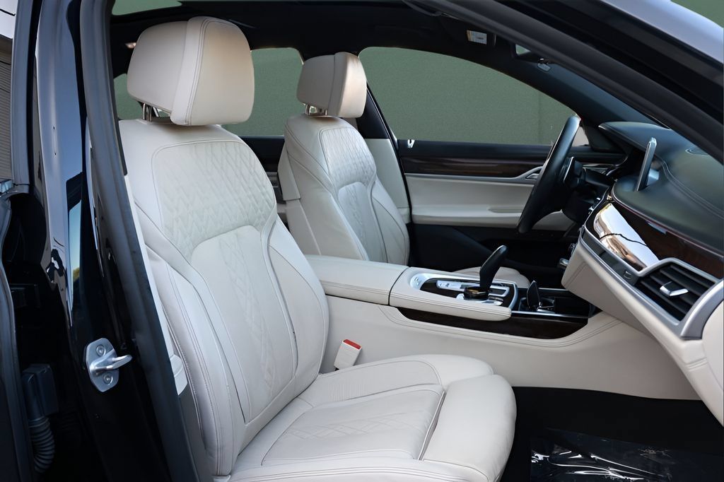 Used 2020 BMW 750i xDrive w/ Executive Package AWD/4WD image 16