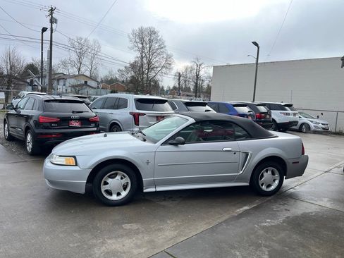 Used 2000 Ford Mustang Convertible image 4
