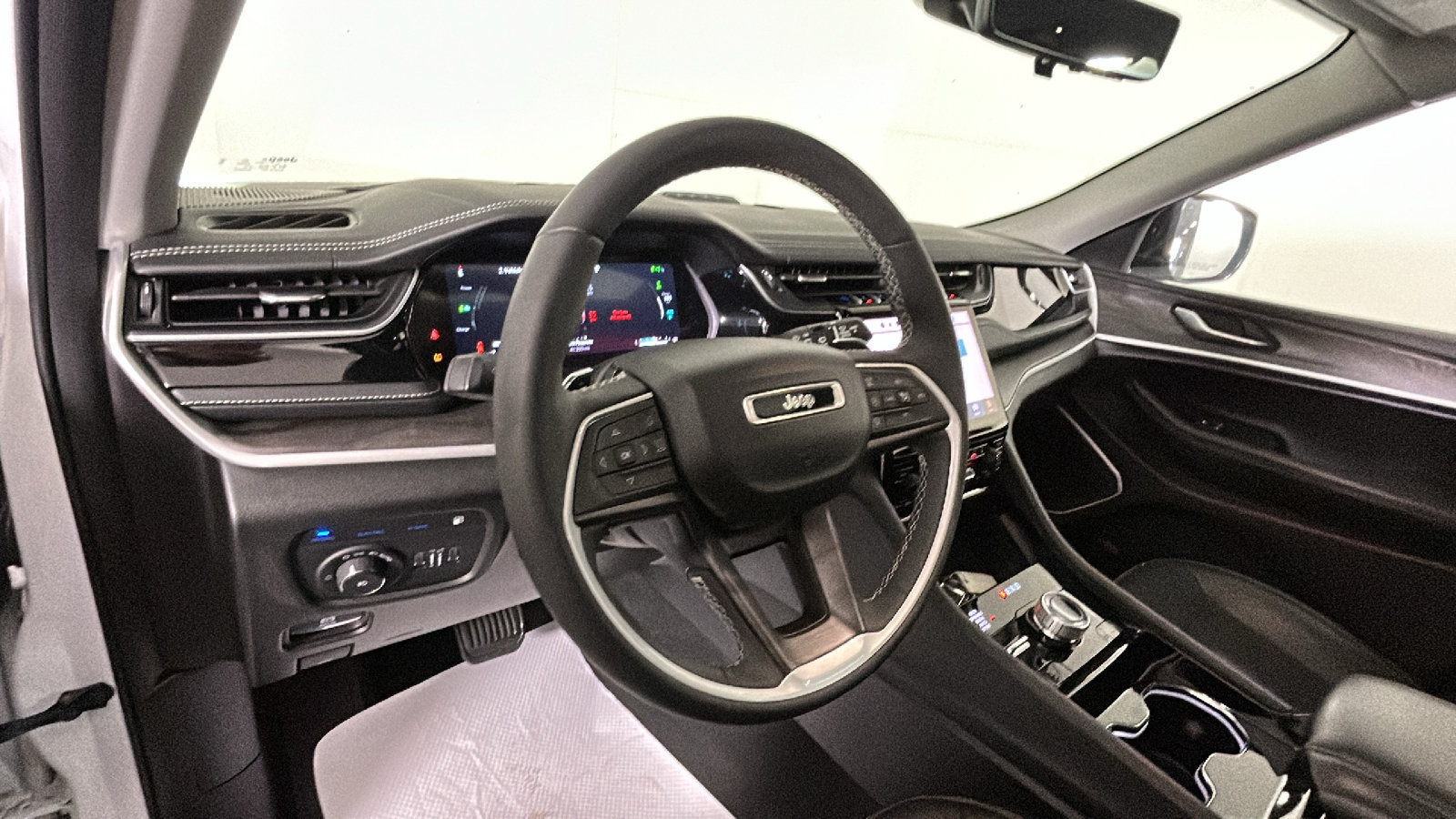 Used 2022 Jeep Grand Cherokee Limited 4xe w/ Luxury Tech Group II AWD/4WD image 17