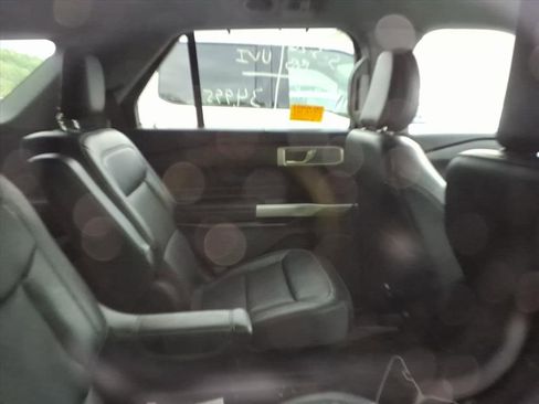 Used 2022 Ford Explorer Limited w/ Equipment Group 301A AWD/4WD image 12