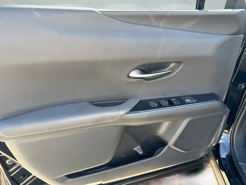 Used 2022 Lexus UX 200 F Sport w/ Accessory Package (Z1) image 21