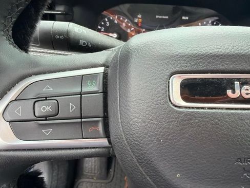 Used 2023 Jeep Compass Latitude w/ Sun and Sound Group AWD/4WD image 9
