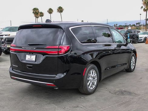 New 2027 Chrysler Pacifica Select FWD image 9
