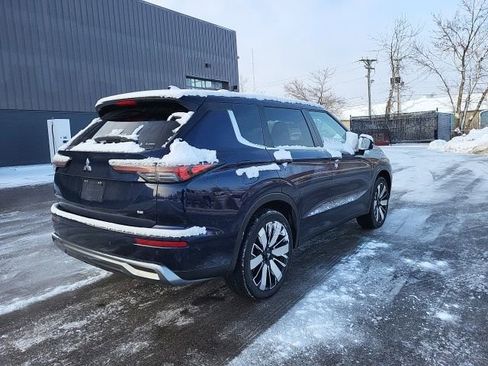 Used 2025 Mitsubishi Outlander SE image 3