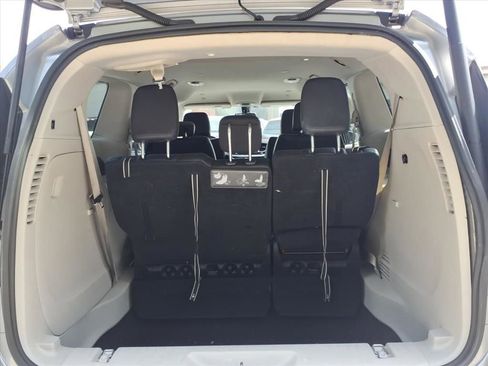 Used 2018 Chrysler Pacifica Touring-L FWD image 24
