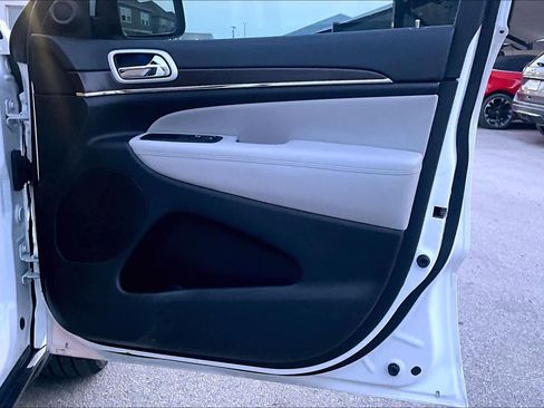 Used 2018 Jeep Grand Cherokee Limited image 21