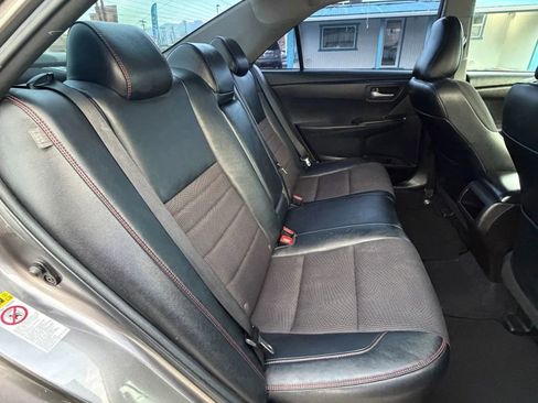 Used 2017 Toyota Camry SE w/ Moonroof Package FWD image 18