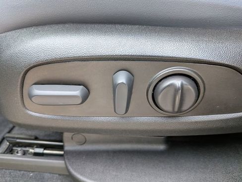 Used 2023 Buick Enclave Essence image 18