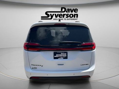 Used 2025 Chrysler Pacifica Limited FWD image 5