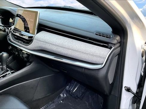 Used 2024 Jeep Compass Latitude image 25