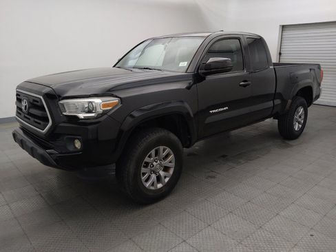 Used 2017 Toyota Tacoma SR5 w/ Tow Package RWD image 2