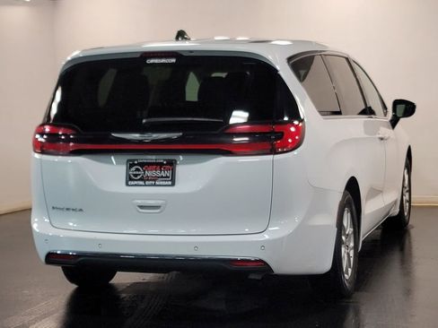 Used 2024 Chrysler Pacifica Touring-L image 26