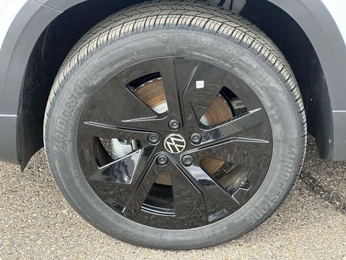 New 2025 Volkswagen Taos SE image 7