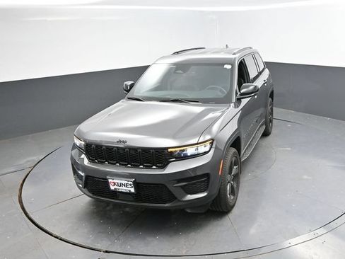 Used 2025 Jeep Grand Cherokee Altitude AWD/4WD image 38