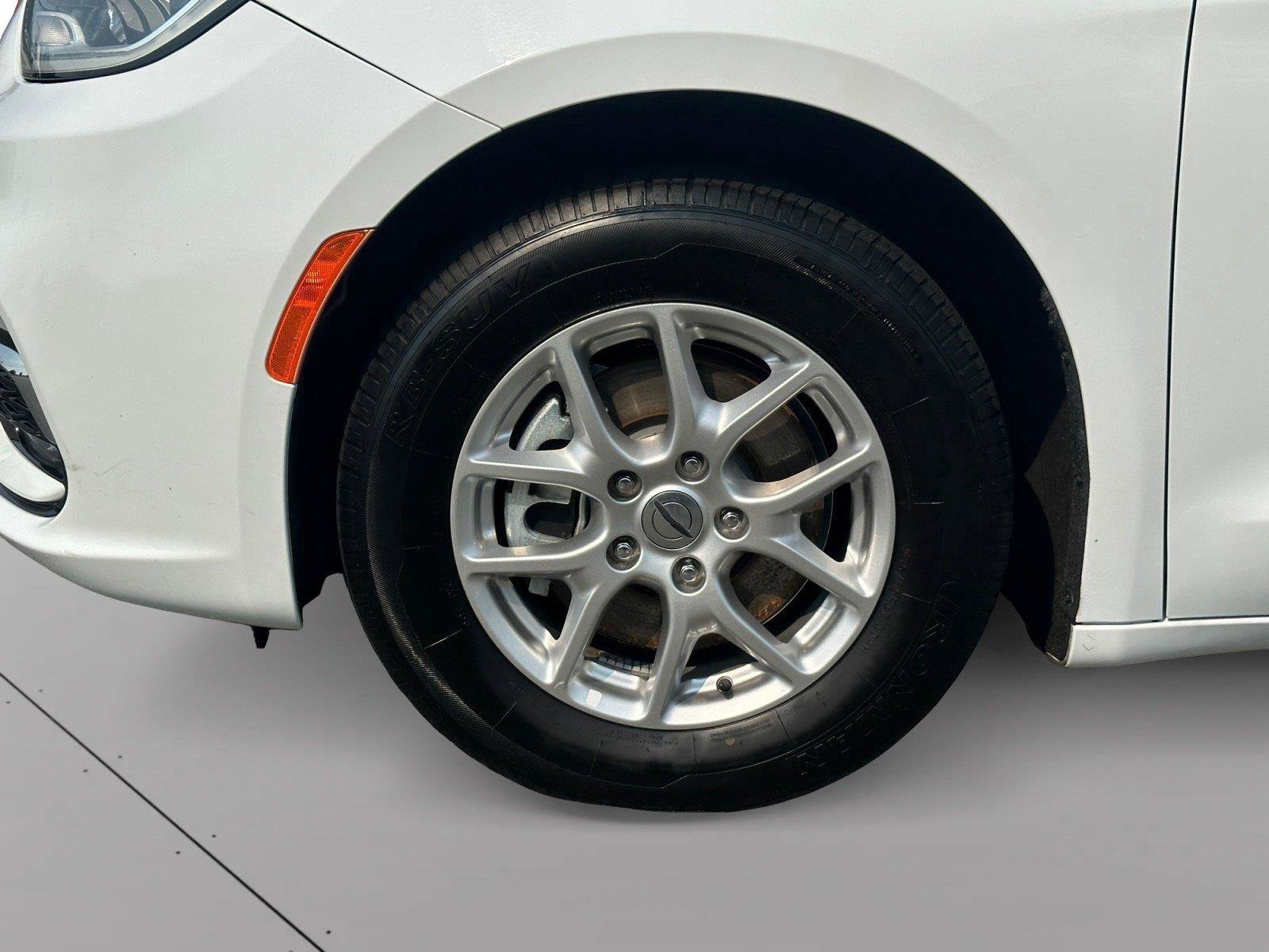 Used 2023 Chrysler Pacifica Touring-L FWD image 9