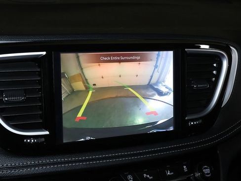 Used 2025 Chrysler Pacifica Limited FWD image 22