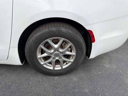 Certified 2024 Chrysler Pacifica Touring-L FWD image 4