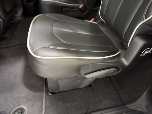 Used 2026 Chrysler Pacifica Limited FWD image 23