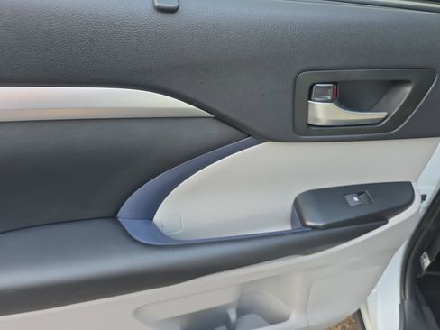 Used 2019 Toyota Highlander AWD V6 image 12