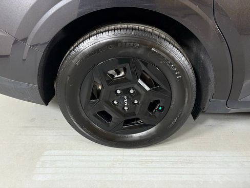 Used 2025 Kia Carnival image 11