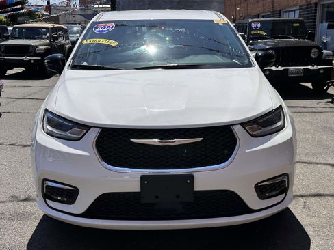 Used 2024 Chrysler Pacifica Touring-L FWD image 8